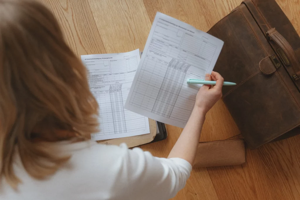 Hebamme Isabel Braun füllt Anmeldeformular für den Geburtsvorbereitungskurs aus.