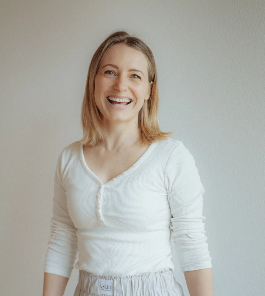 Hebamme Isabel Braun lächelt in die Kamera. Sie bietet individuelle Betreuung für Schwangere in Meßkirch, Sigmaringen und Umgebung.